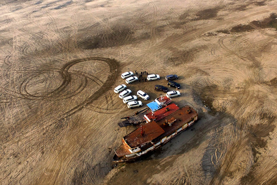 04-2019年1月17日，长江武汉段天兴洲水域，大片沙洲露出江面，形成大大小小的沙丘，分布在水岸。