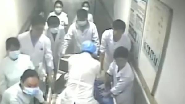 男子心脏骤停，20名医生接力CPR救回