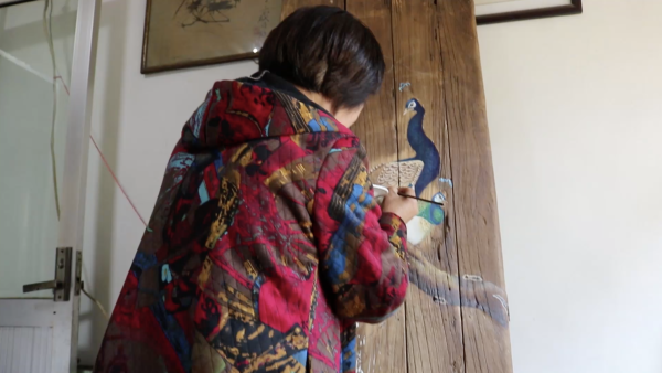 山东淄博：乡村女画家用门板石头作画，作品供不应求