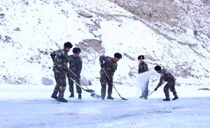 降雪再阻新藏線，武警頂十級狂風搶通