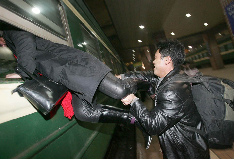 06-VCG114626765672006年1月14日凌晨，上海火车站，旅客踏上回家的路。当日，2006年全国春运正式开始。副本