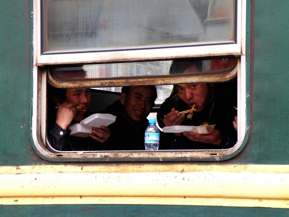10-VCG114626764632010年1月30日，春运启幕，湖北宜昌火车站，旅客在火车上吃午餐。副本