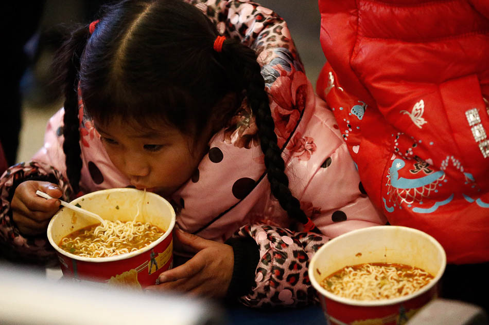 15-VCG114358295352013年1月26日，武汉汉口火车站候车厅吃方便面的女孩。副本