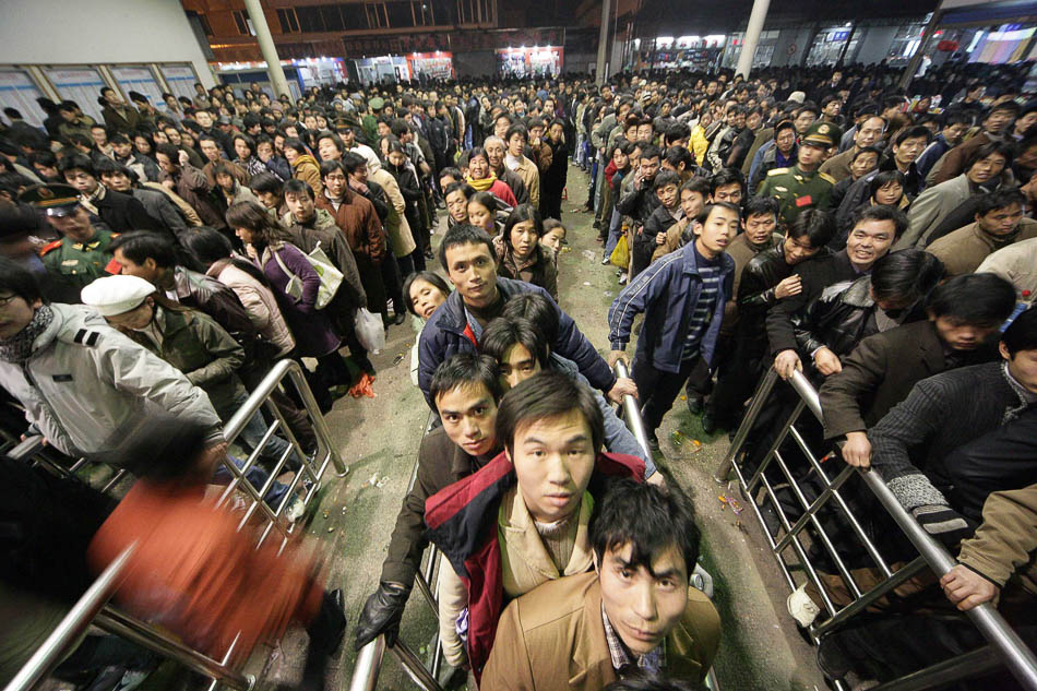 VCG114626765542005年1月25日零时，春运第一天，杭州火车东站售票广场人头攒动，杭州进入春运高峰。
