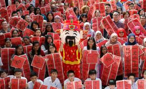 一片红火迎猪年：马来西亚华文学校学生挥墨写春联
