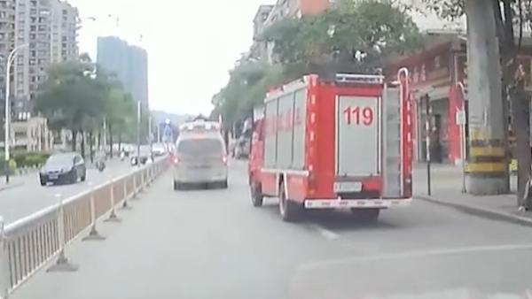 救护车载病人转院，归队消防车主动让行