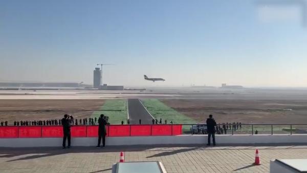 历史时刻：北京大兴机场迎来首架飞机