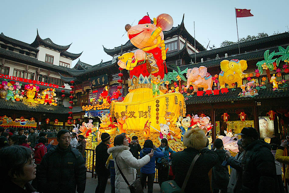 02-VCG113915702882008年2月12日，上海城隍庙一年一度的“2008年豫园新春民俗艺术灯会”以“金鼠迎春”主题灯亮相上海豫园。