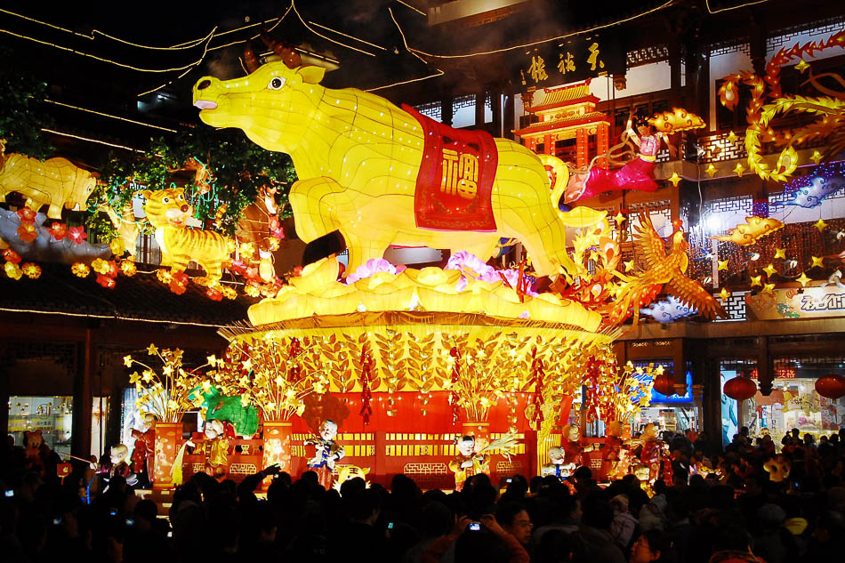 03-VCG113968960782009年1月26日，2009年上海豫园新春民俗艺术灯会在正月初一正式亮灯迎客，数万市民前往参观。图为市民在参观上海豫园灯王“牛”灯。