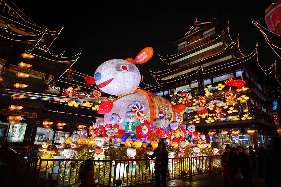 05-VCG114140699582011年1月28日晚，上海豫园商城，豫园新春民俗艺术灯会开始试灯，一年一度的豫园灯会将于春节开幕。