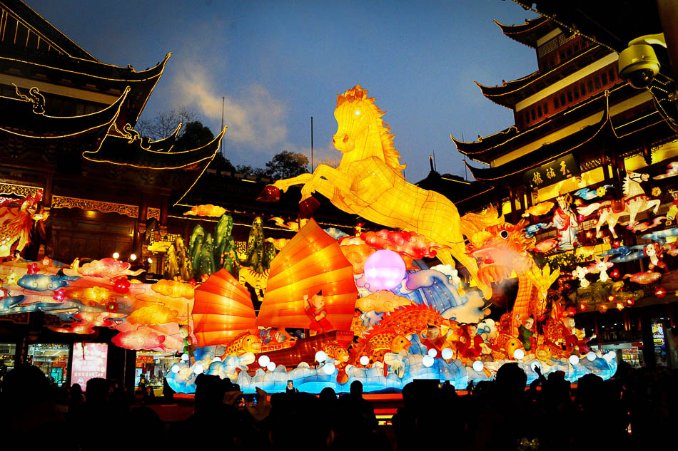 07-2014年1月18日，上海。当晚5时30分，2014年豫园新春民俗艺术灯会正式亮灯，中心广场上的“龙马精神”主灯宛如在云雾之中点亮，15组灯彩将整个豫园商城点缀得流光溢彩、美仑美奂。吸引了众