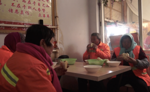 山东潍坊男子开“爱心包子店”，为环卫工人提供免费早餐