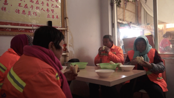 山东潍坊男子开“爱心包子店”，为环卫工人提供免费早餐