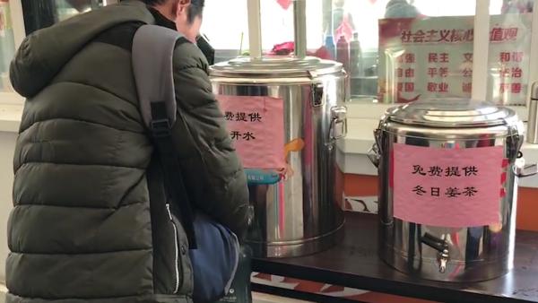 春运志愿者每天送5桶姜茶：给旅客驱寒