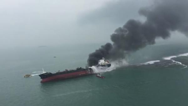 越南籍运油货轮香港南丫岛水域起火
