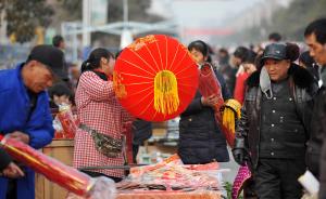 过年倒计时：农村大集热闹非凡，春联门神处处透出纯纯年味