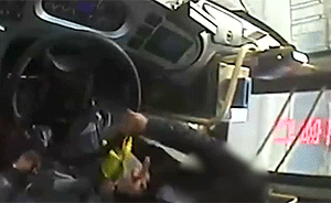 男子玩手機坐過站,下車被拒后奪方向盤