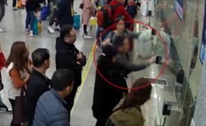 男子插隊買票辱罵旅客,民警勸說遭腳踹