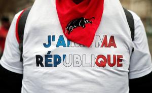 受够了“黄背心”，法国万名“红围巾”走上巴黎街头反暴力