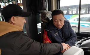 杭州市民给公交司机发糖致谢：常见斑马线礼让，“心里好甜”