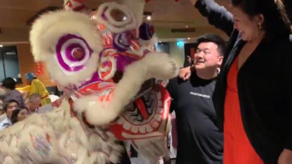 唐人街里的新年：华人舞狮送祝福
