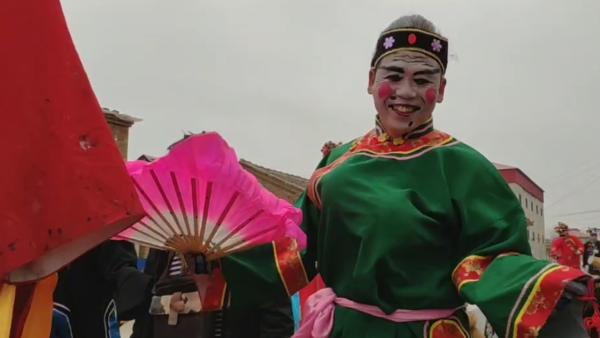 家乡话拜年｜在雄安踩高跷送祝福