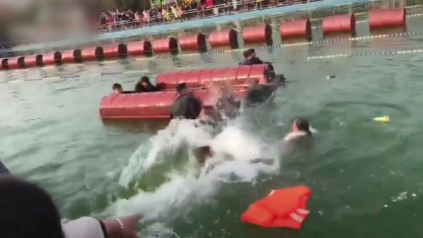 游船倾翻10余游客落水，市民跳水救人