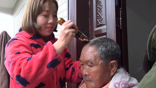 95后女孩回乡过年，带剃具给爷爷理发