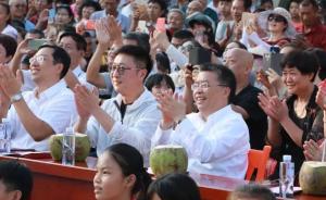 海南省委常委联手林永健在三亚登台献唱，为市民游客送祝福