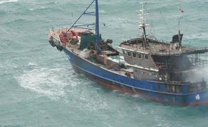 一渔船因机舱失火在温州外海遇险有浓烟飘散，11人全部获救