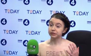 反对脱欧，剑桥女讲师BBC直播脱衣抗议