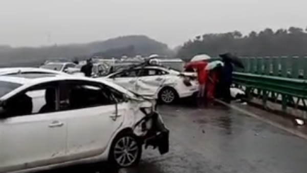 安徽安庆岳武高速23车连撞，5人遇难