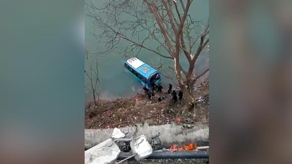 汉中一载14人公交车坠江，2人身亡