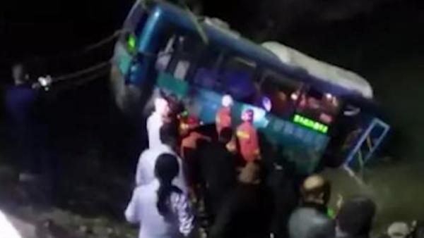 汉中警方回应公交车坠江：非乘客抢方向盘