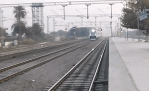 印度铁路部长发视频炫耀国产“高铁”，被网友发现2倍速播放