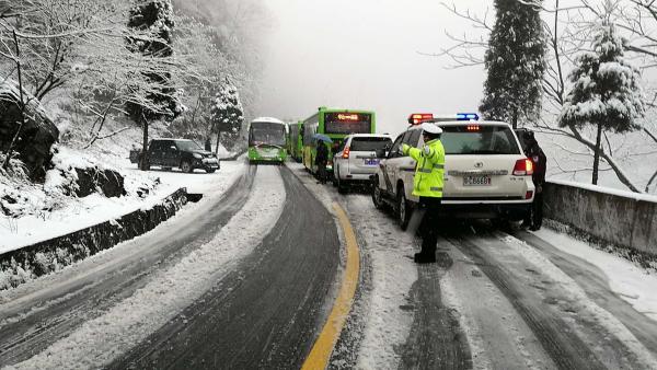 武当山突遭大雪，警车引导旅游大巴下山