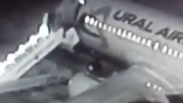 俄罗斯机场登机客梯断裂，乘客瞬间跌落
