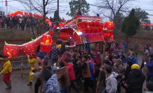 一节节板凳拼千米“长龙”，村民起劲舞