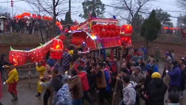 一节节板凳拼千米“长龙”，村民起劲舞