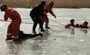 两儿童掉入冰窟，消防员绑绳碎冰中急救