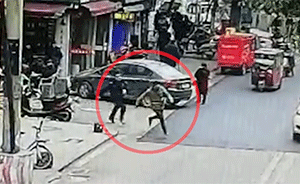 民警猛追八百米抓偷車賊,太快跑掉鞋