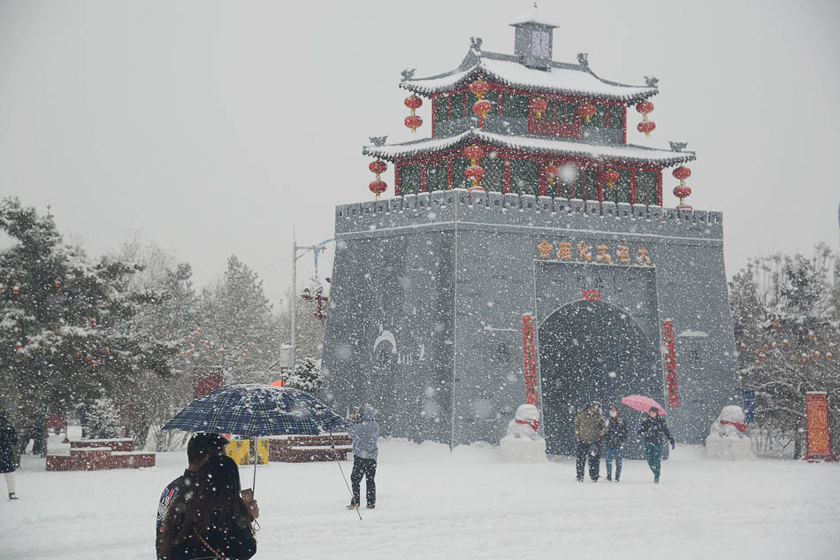 12-VCG1111915862442019年2月14日，市民在雪中出行。13日夜间起，内蒙古自治区呼和浩特市迎来该地区2019年首场大范围降雪。