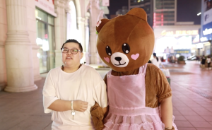 沈阳95后女孩曾因肥胖自卑，街头扮演布朗熊送路人拥抱