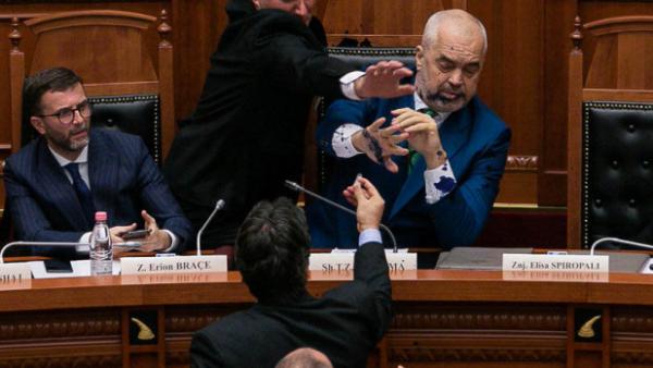 不堪嘲笑，阿尔巴尼亚议员向总理喷墨水