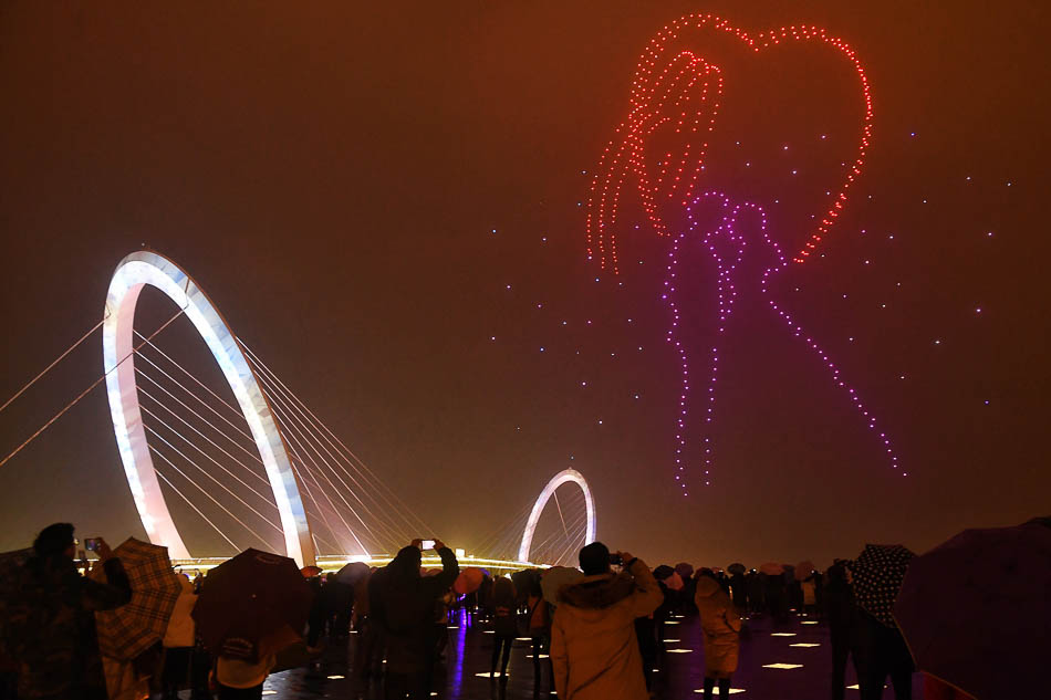 08-VCG1111916451582019年2月14日晚，666架无人机灯光秀在南京河西新城“南京眼”步行桥上空浪漫上演。酷炫的画面让现场观众连连喝彩。