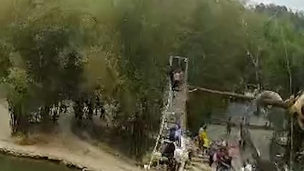 阳江6游客摇桥致钢索断裂，坠落后悬空