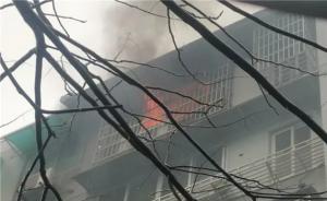 杭州一小区5楼着火7人被困，消防车救援蹭到挡路奔驰车免责