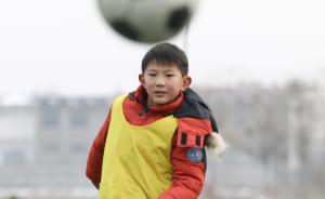 河南温县：中小学生参加足球训练度寒假