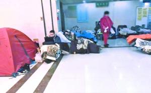 根据报名先后排座位，武汉一培优机构引家长现场排队通宵抢号