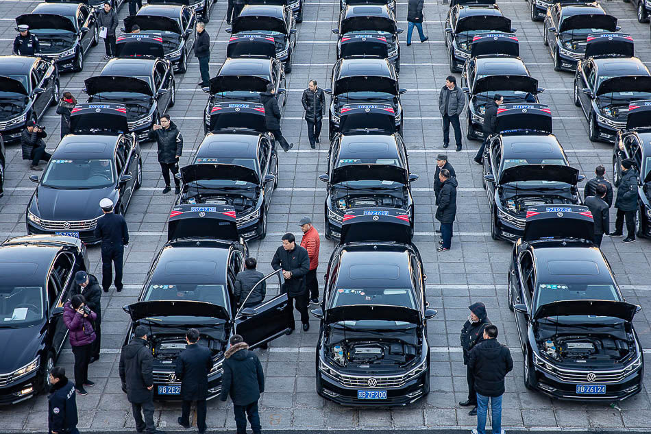 01-VCG1111920999842019年2月17日，北京，市交管部门在位于大屯的亚运村机动车检测场，对北汽集团准备为2019年全国“两会”服务的车辆逐一进行全面体检，确保“两会”用车的安全性和可靠性。
